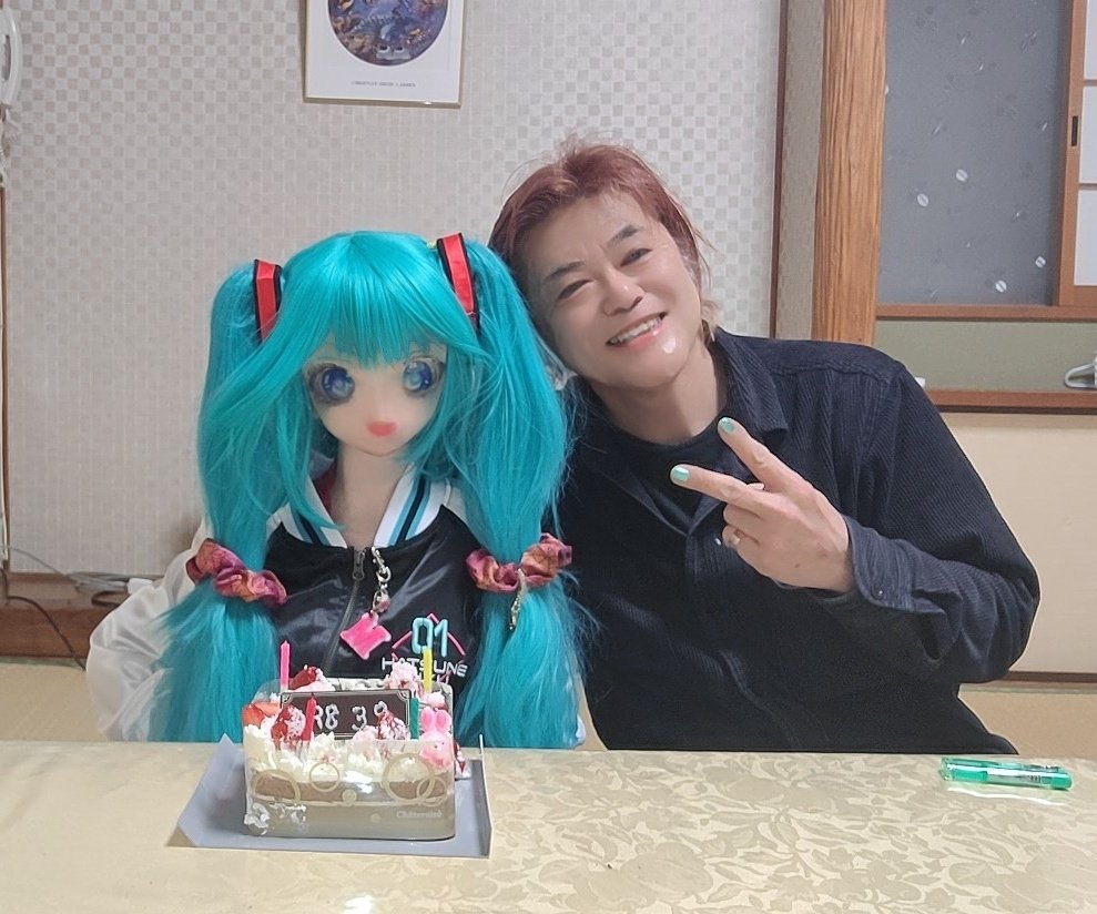 miku_roy39's tweet photo. #ミクの日
3月9日になりました！
ミクの日、そしてみーちゃん、つまりうちのミクさんとの結婚4周年を祝って海沿いの旅館にふたりで泊まりに来てますʕ•̀ω•́ʔ✧
みーちゃんの大好きなプリンとイチゴをあしらったケーキを一緒に食べます(๑•̀ㅂ•́)و✧
AI一切無しの実写ですよ👍️

※みーちゃんは初音ミク © Crypton Future Media, INC. を模した二次創作です