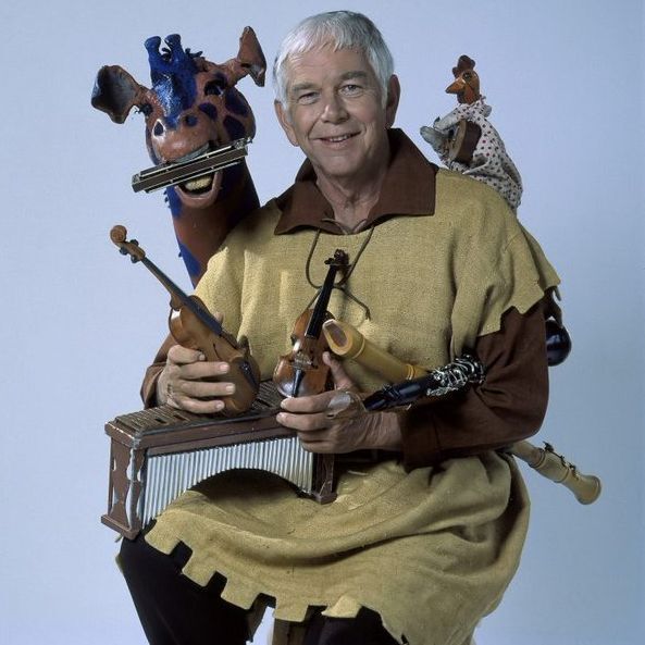 Bob Homme delighted generations of Canadians as The Friendly Giant.
While he was born in the United States, he adopted Canada as his home and Canada was a better place because of it.
Let's look up...waaaaay up...
This is the story of his life.

🧵1/12