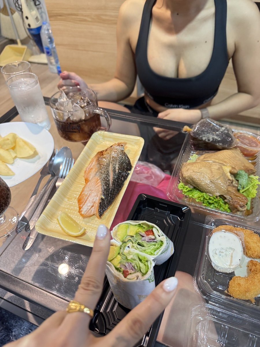 Senayamada99's tweet photo. Eating https://t.co/wRupPu7rmk