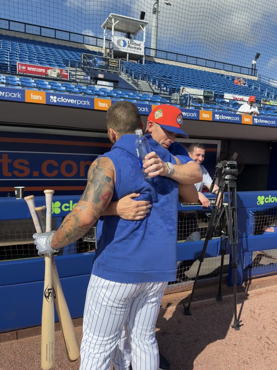 Mets's tweet image. 🫡🤝😈

David Wright catches up with Francisco Alvarez at #SpringTraining!