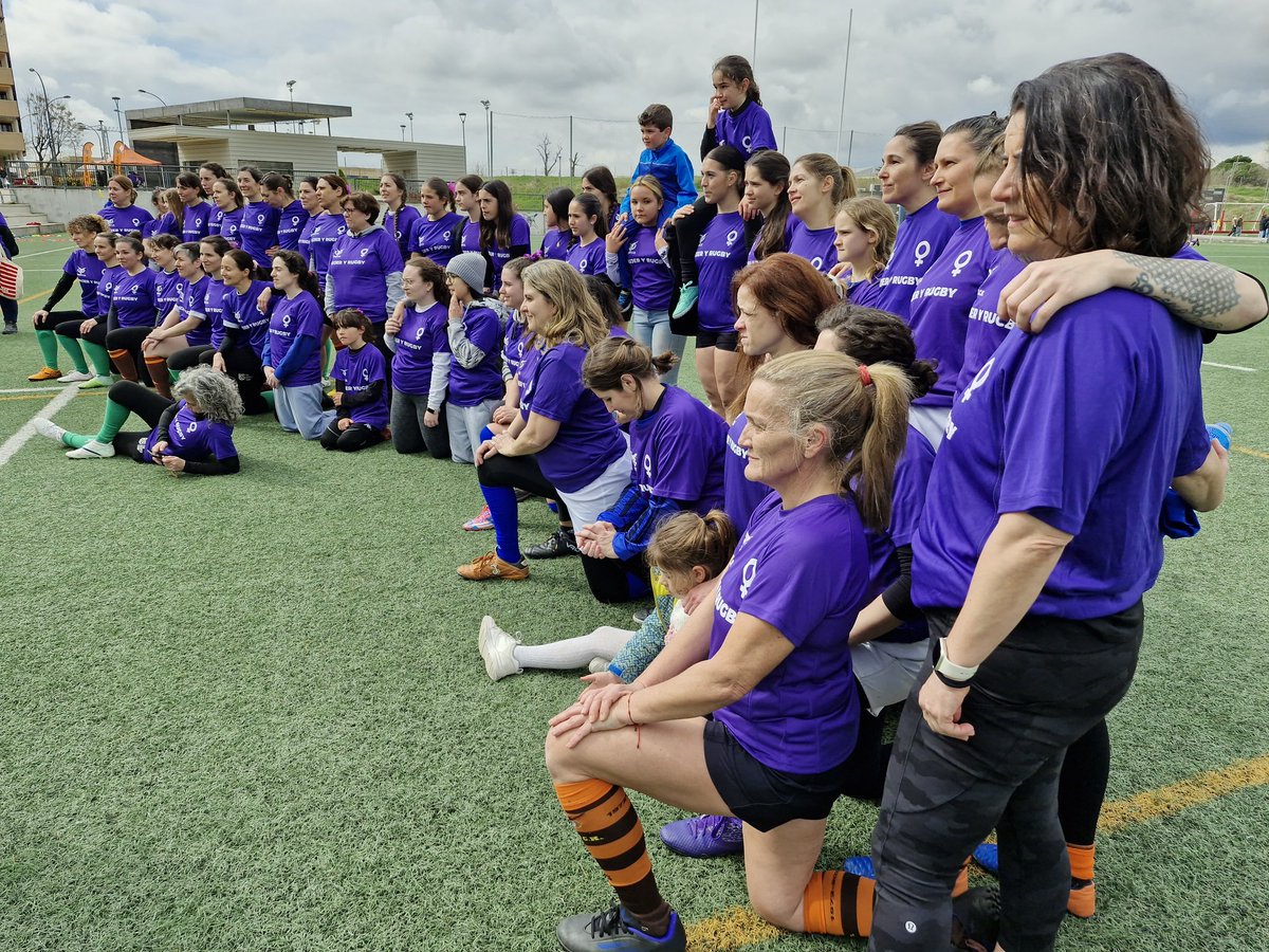DeporteGetafe's tweet photo. Homenaje a las pioneras del #Rugby Femenino Español, Isabel Pérez y Beatriz Jiménez, en el evento "Mujer y Rugby" que @GetafeCR ha celebrado esta mañana en el Polideportivo El Bercial con motivo del Día Internacional de la Mujer 💜🙋🏻‍♀️🏉👏👏👏

#Getafe #Deporte #DeporteenGetafe https://t.co/R9tSQOLTuk