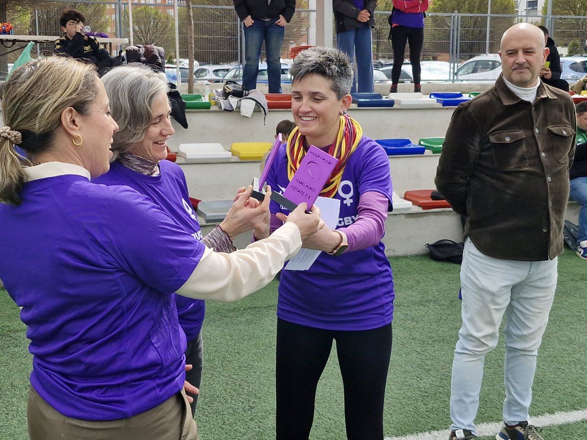 DeporteGetafe's tweet photo. Homenaje a las pioneras del #Rugby Femenino Español, Isabel Pérez y Beatriz Jiménez, en el evento "Mujer y Rugby" que @GetafeCR ha celebrado esta mañana en el Polideportivo El Bercial con motivo del Día Internacional de la Mujer 💜🙋🏻‍♀️🏉👏👏👏

#Getafe #Deporte #DeporteenGetafe https://t.co/R9tSQOLTuk