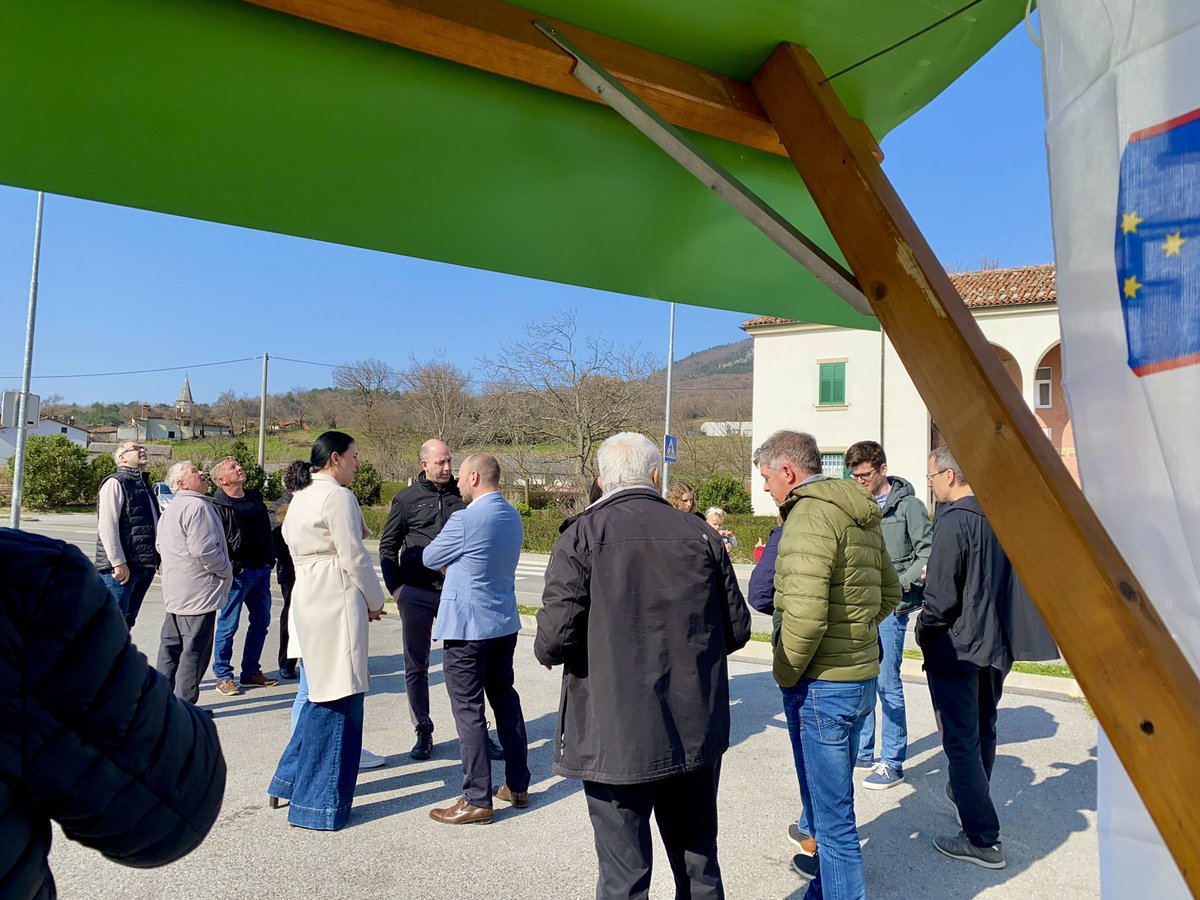 JernejVrtovec's tweet image. Sončen dan v Vipavski dolini. 

In sončno, pomladno razpoloženje med vsemi, s katerimi smo se podružili v Lokavcu. 

Hvala za vašo podporo in spodbude, veselimo se nedelje čez dva tedna!

@NovaSlovenija @Fokus_stranka #sls