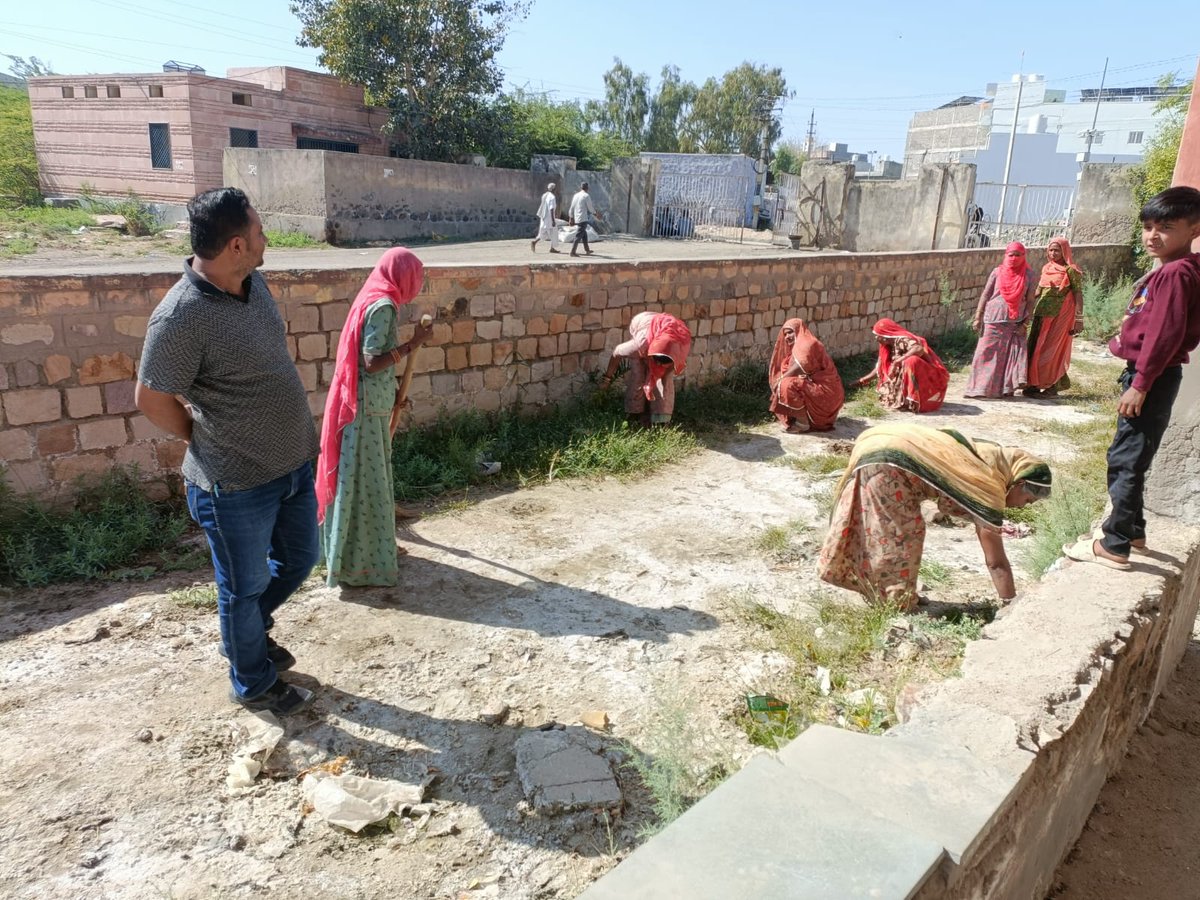 BarmerCouncil's tweet photo. आज अंतर्राष्ट्रीय महिला दिवस के अवसर पर नगर परिषद बाड़मेर द्वारा स्वच्छता अभियान चलाया गया।

इस अभियान के माध्यम से महिलाओं ने स्वयं सफाई कर समाज को स्वच्छता का महत्वपूर्ण संदेश दिया। 

#InternationalWomensDay #IWD2026 #WomenLedSanitation

@SwachhBharatGov @MoHUA_India https://t.co/y2TgKjAffJ