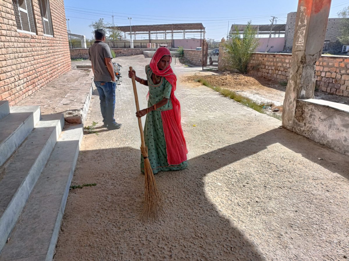 BarmerCouncil's tweet photo. आज अंतर्राष्ट्रीय महिला दिवस के अवसर पर नगर परिषद बाड़मेर द्वारा स्वच्छता अभियान चलाया गया।

इस अभियान के माध्यम से महिलाओं ने स्वयं सफाई कर समाज को स्वच्छता का महत्वपूर्ण संदेश दिया। 

#InternationalWomensDay #IWD2026 #WomenLedSanitation

@SwachhBharatGov @MoHUA_India https://t.co/y2TgKjAffJ