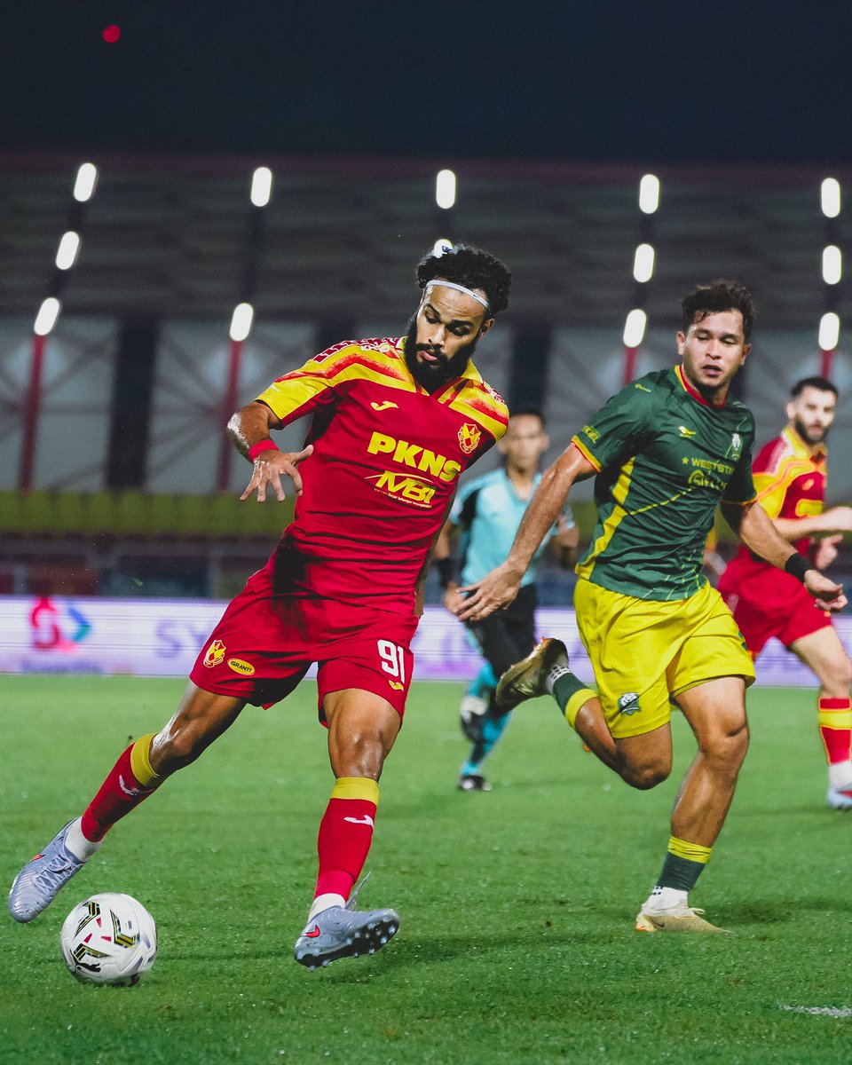 selangorfc's tweet photo. 📸 Antara aksi-aksi yang sempat dirakamkan pada babak pertama perlawanan #SFCIMI. Terus berjuang buat separuh masa kedua #GergasiMerah! ❤️💛
#SelangorFC #ThisIsSelangor
#SFCIMI #LS20
#LigaSuper2025-26 https://t.co/0CgPUGaSFq