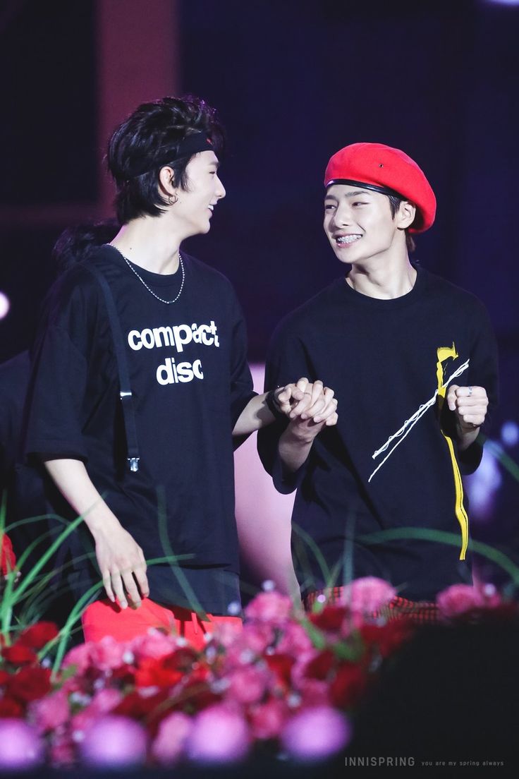 HyuninFocus's tweet photo. "we promised each other eternal love" - Jeongin https://t.co/QhEhPW208x