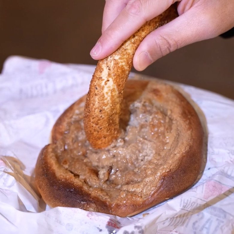 pusholder's tweet photo. Bursa’da tahinli pide ve simit almak isteyenler saatlerce fırın kuyruğunda bekledi. https://t.co/YqYp10iGhK