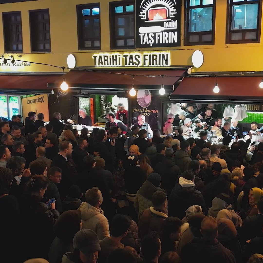 pusholder's tweet photo. Bursa’da tahinli pide ve simit almak isteyenler saatlerce fırın kuyruğunda bekledi. https://t.co/YqYp10iGhK