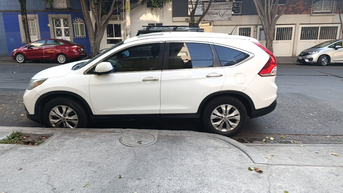 NatRiveraL's tweet photo. @UCS_CDMX necesitamos ayuda, un auto está estacionado mal y está bloqueando la entrada, está desde el día de ayer y no lo han movido, desde ayer se pidió apoyo y no ha llegado nadie, está en Jaime Torres Bodet 268 Col. Santa María la Ribera Alcaldía Cuauhtémoc https://t.co/4O0rrGES7s
