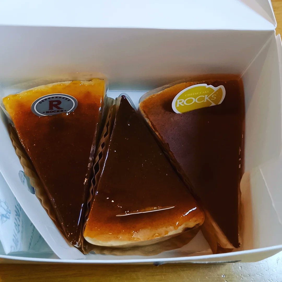 RAIGYO_VERSION's tweet photo. 【Cheesecake ROCKS】🧀
で、病院からの帰り道 ここから
結構 近くに チーズケーキ専門店
がある事から、チョットした
お土産がてら 買って帰る事に🤗
ちなみに 妻が 笑顔を見せるのは
こんな時だけだw‼️ 😱
超・貴重な瞬間w⁉️ 🤪
#CheesecakeROCKS
#チーズケーキ専門店
#ジョルカブ https://t.co/JlHKlQ9Ku2
