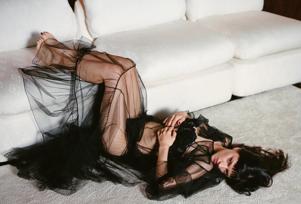 notforradios's tweet photo. maría didn’t lie when she said from the moment i wake i’ll be lying on your floor https://t.co/WLzwkTEJEe