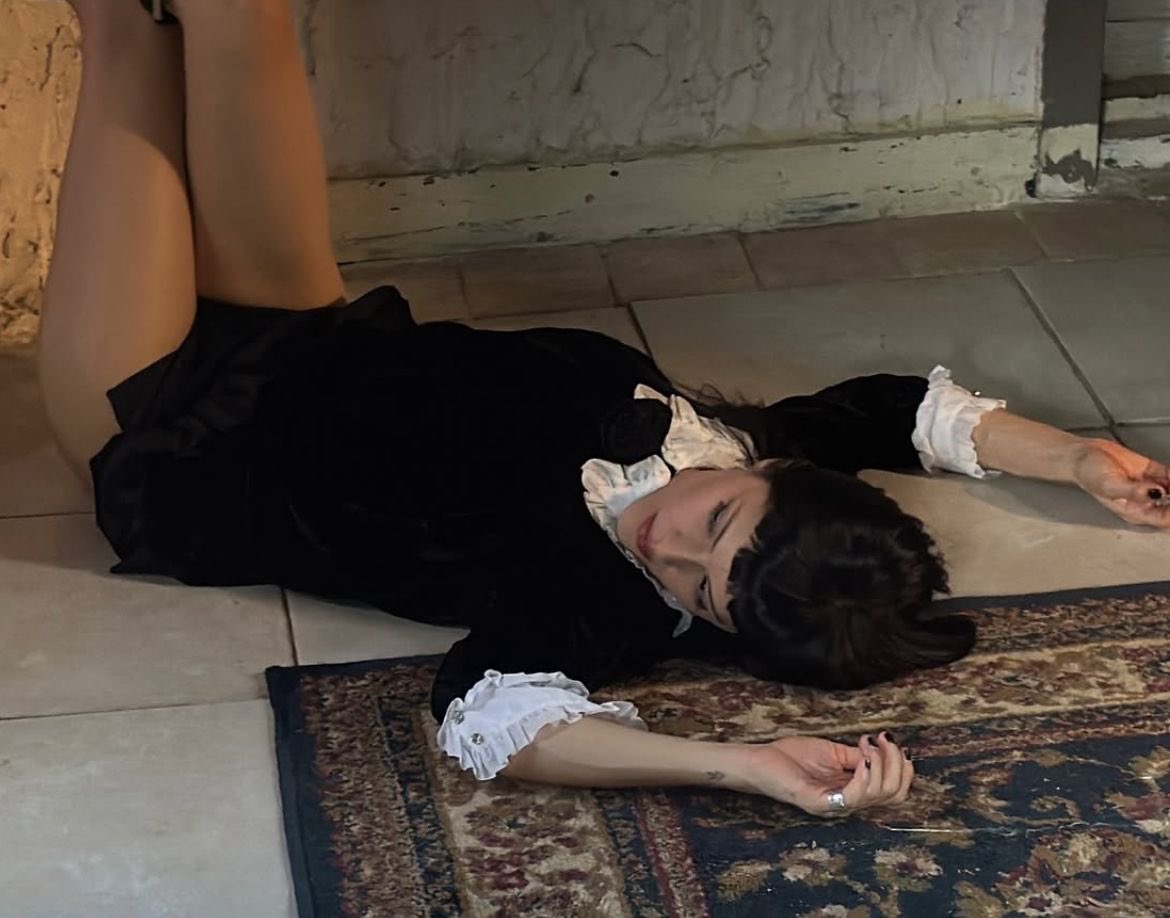 notforradios's tweet photo. maría didn’t lie when she said from the moment i wake i’ll be lying on your floor https://t.co/WLzwkTEJEe