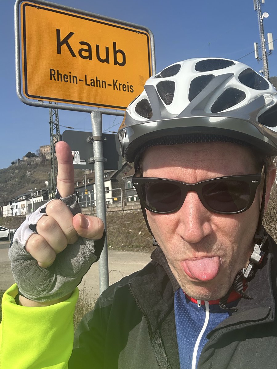 FXDIRK's tweet photo. another loop…now 60km…but to crowed on the roads…people go crazy …both pics from Kaub #rhineriver #rhine #rheingau #valley #sunnyweekend #itstheweekend #cycling #fxdirk https://t.co/593QtmbLZp
