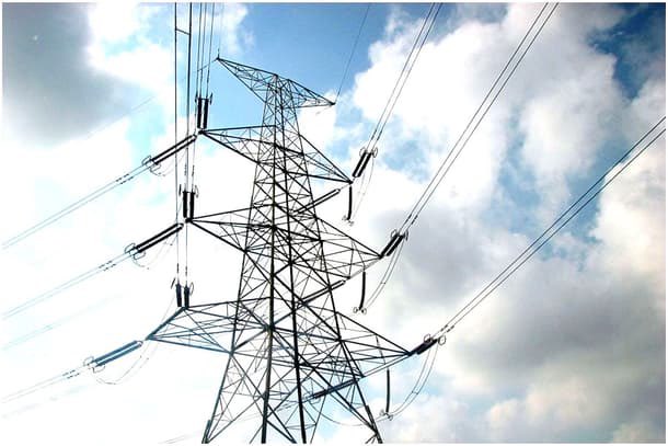 Indian_Analyzer's tweet photo. 🚨 BIG PROTEST! Power engineers oppose Electricity Amendment Bill 2025

They've warned of a nationwide protest on March 10 if the government tables the Electricity Amendment Bill 2025 in Parliament.

• Key provisions in the Bill:
•Multiple electricity distributors allowed in the same area using shared infrastructure
•Cost reflective tariffs proposed
•Subsidised consumers to remain protected

• Structural change proposed:
•Cross subsidy for industrial consumers to be phased out within five years

POWER SECTOR REFORMS FACE UNION PUSHBACK.