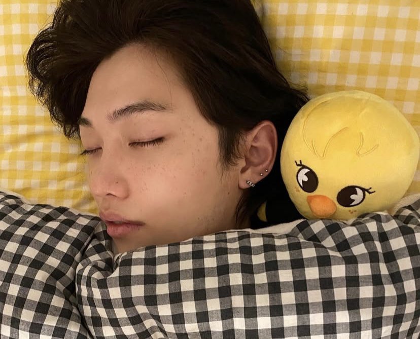 รูปน้องหลิกที่มาจากมุมมองของคุณแม่ น่ารักทุกรูปเลยอะ😭😭😭😭😭😭 จั้นมีน้ำตากับสิ่งนี้เหมือนจั้นคลอดฮีออกมาเอง in his eomma’s eyes he will forever be her little boy😭🤏🏻