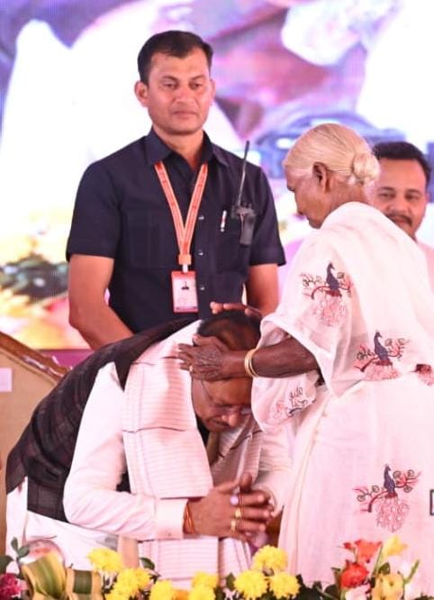 छत्तीसगढ़ की माताओं के चरणों में सम्मान..
यही है हमारी संस्कृति, यही है हमारा संस्कार..!! 🪷

पद बड़ा हो सकता है, पर संस्कार उससे भी बड़े होते हैं, जहाँ नारी का सम्मान होता है, वहीं से सच्चे नेतृत्व की पहचान होती है। シ

मुख्यमंत्री श्री विष्णुदेव साय का मातृशक्ति के चरणों में