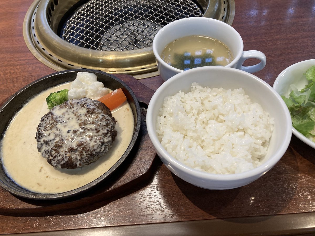 sgwv8's tweet photo. 美味しいもの💖
久しぶりのポスト！
牛タンハンバーグ、美味しかった！
会社で同僚とランチに行っていただきました！

今日はお母さんとデート❤️
深谷のアウトレットに行ってきました。
リンツも久しぶりに行きました💖
あまりんのタルトも美味しかった🍓
＃プレミアムアウトレット深谷
＃リンツ https://t.co/4BNvHM1ihe