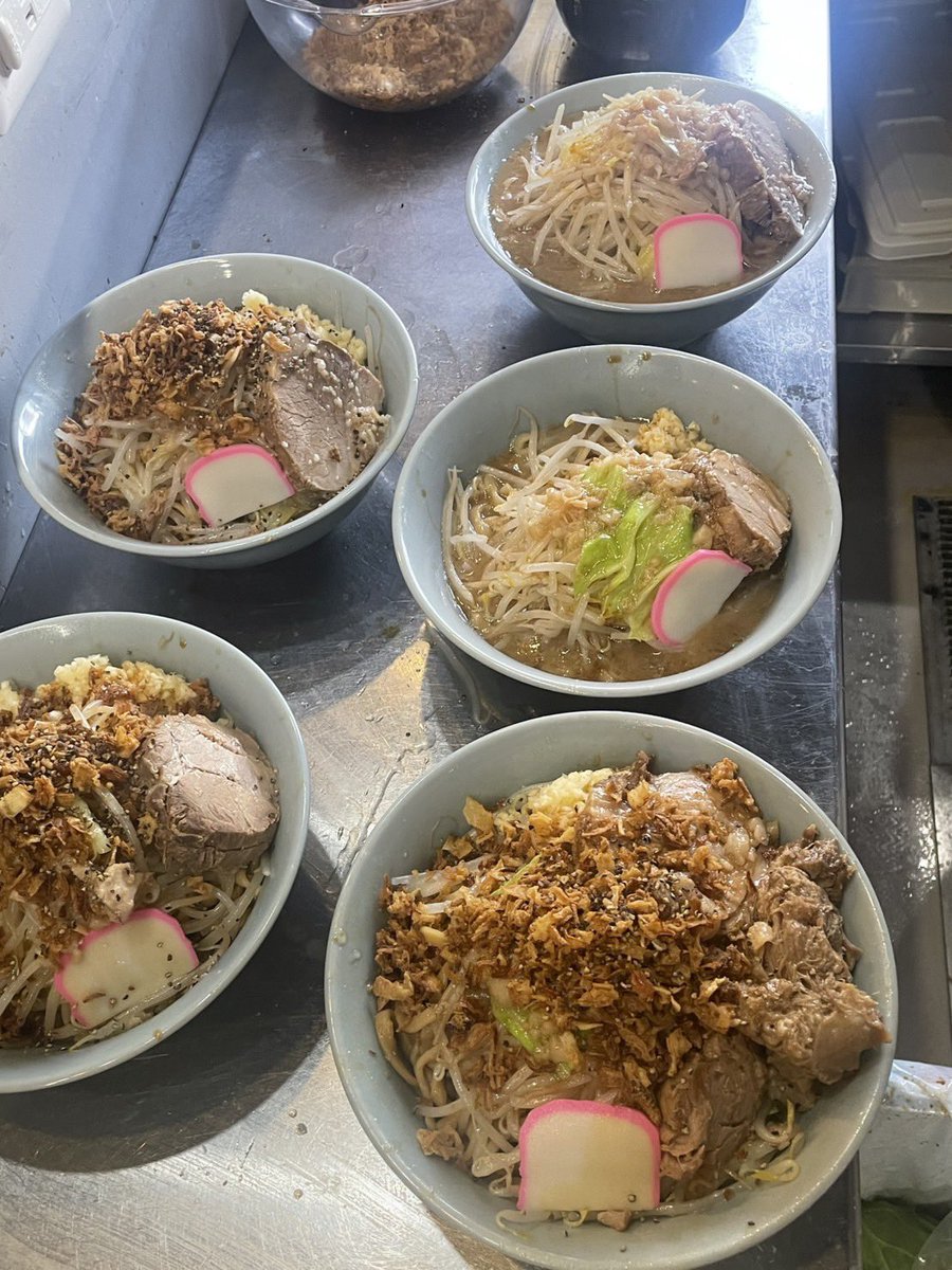 ramenistgaki's tweet photo. ラーメン高垣です

先週も沢山のご来店誠にありがとうございました！！
2週前からの体調不良で長期休暇
先週からの食券機の故障
で、現在腰痛　泣笑
ご迷惑を立て続けにすみませんでした！

そんな中でも前職の同僚&先輩、前職時にお付き合いしていたコンクリメーカーさん、家のお隣さん、SNSフォロワーさん、修行時代のお客様、常連様、ご新規様
お越しいただき感謝致します。

来週の営業案内となります🗓️🍜

3/9月曜日
全休

3/10火曜日
昼の部11:00から14:00
夜の部18:00から21:00

3/11水曜日
昼の部11:00から14:00
夜の部18:00から21:00

3/12木曜日
全休

3/13金曜日
昼の部11:00から14:00
夜の部18:00から21:00

3/14土曜日
昼の部11:00から14:00
夜の部18:00から21:00

3/15日曜日
昼の部11:00から14:00

宜しくお願い致します。