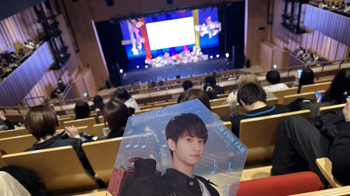 久々のAAA😭
もうほんと大好き、、、、、
近く来た時も、真ちゃんが気付いてくれた感じしたし、お見送り会では、おっ😳みたいな顔してくれて嬉しーーーの束の間、実彩子秀太の美人さんいてやばかった😂
AAAを続けてくれることに本当に感謝だし、一生ついていこうと思った😭