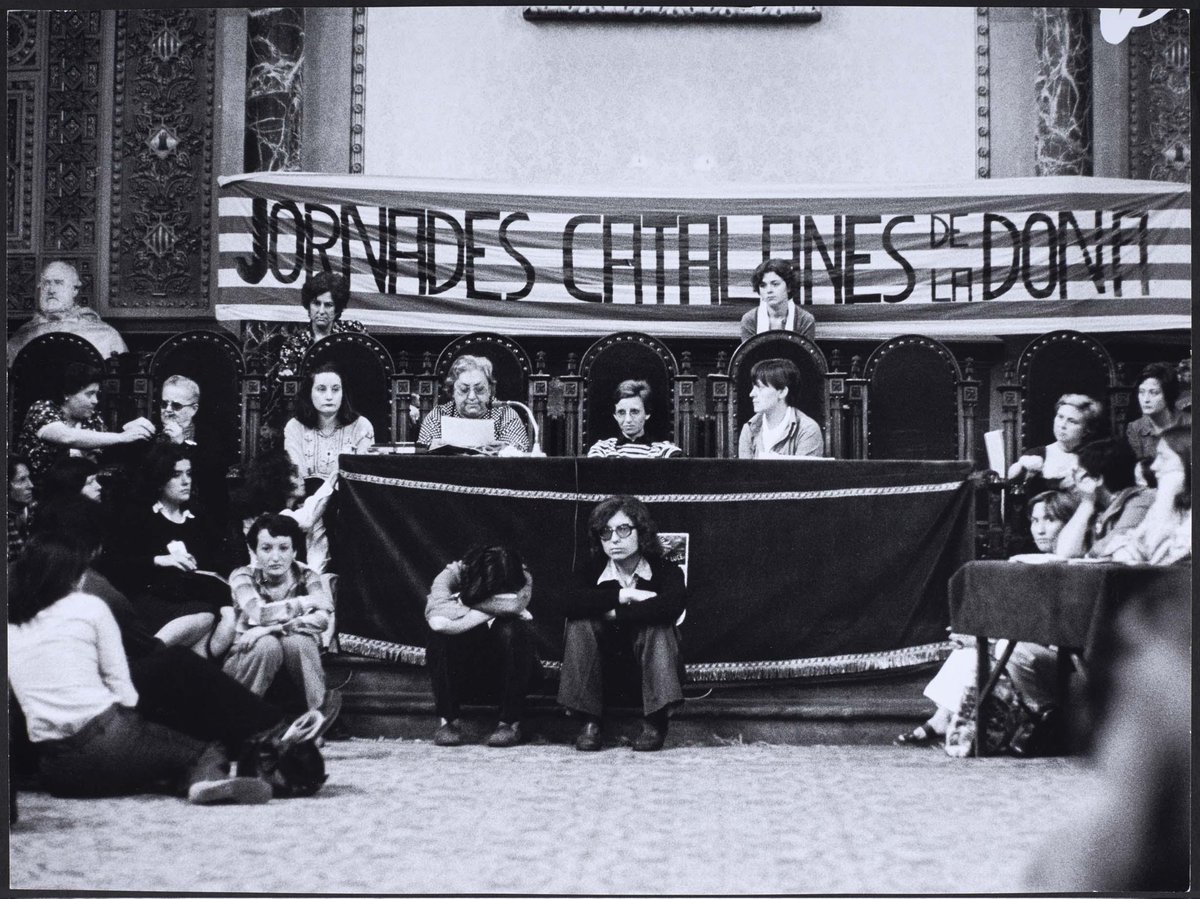 La trobada que va reunir vora quatre mil dones al Paranimf de la Universitat de Barcelona l’any 1976 es considera el moment de l'eclosió del moviment feminista als Països Catalans. 

#8demarç