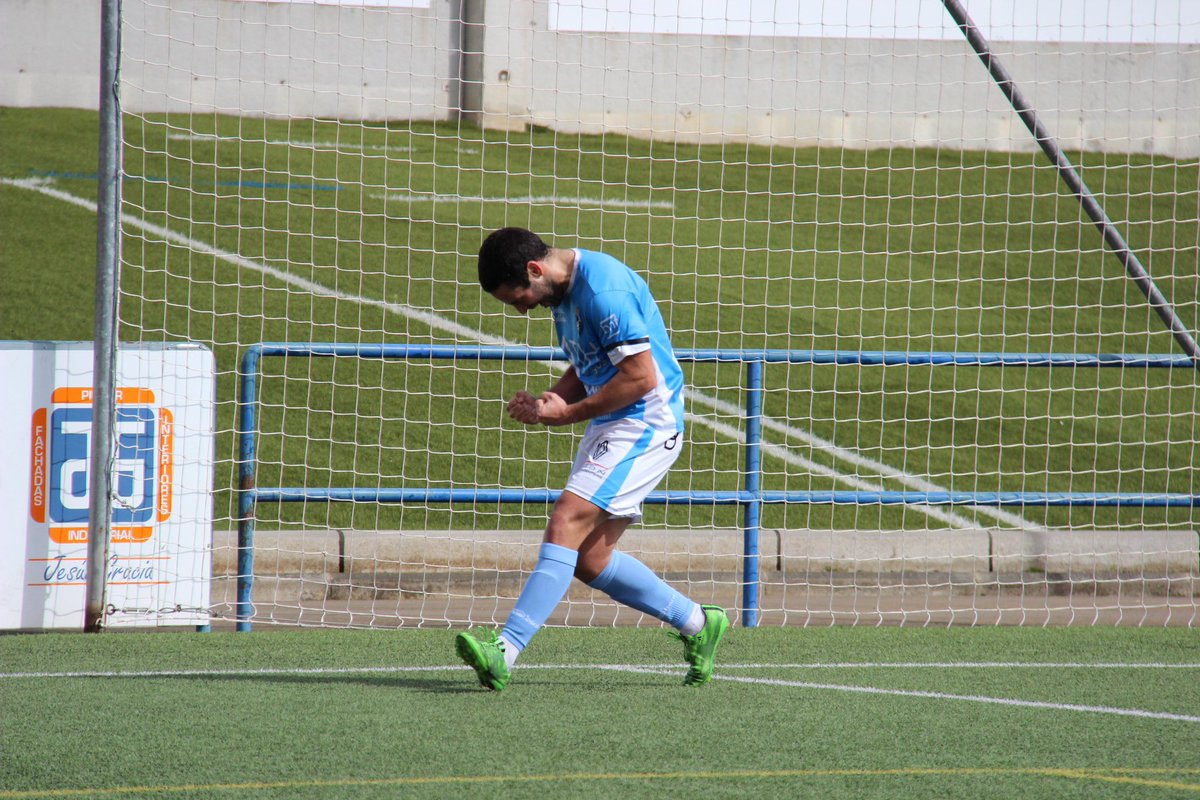 cdbinefar's tweet photo. 💙 ¡𝐂𝐡𝐢𝐜𝐡𝐨 𝐬𝐢𝐠𝐮𝐞 𝐡𝐚𝐜𝐢𝐞𝐧𝐝𝐨 𝐡𝐢𝐬𝐭𝐨𝐫𝐢𝐚! 

🔝 Chicho Barreda ha cumplido 400 partidos con la camiseta del CD Binéfar. 

👏 Leyenda para toda una generación y un ejemplo dentro y fuera del terreno de juego. 

😉 ¡Enorme, Chicho! https://t.co/wxq1h8qhPy