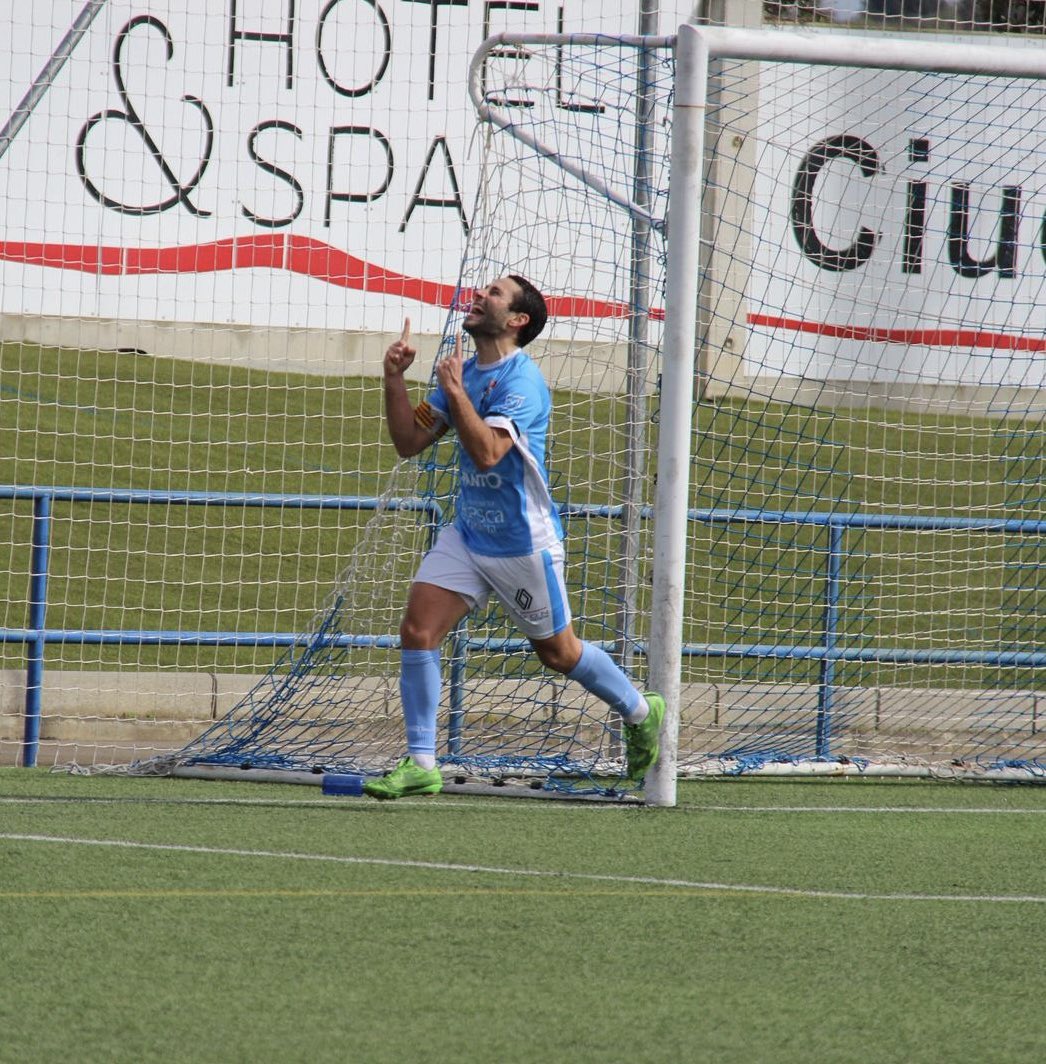 cdbinefar's tweet photo. 💙 ¡𝐂𝐡𝐢𝐜𝐡𝐨 𝐬𝐢𝐠𝐮𝐞 𝐡𝐚𝐜𝐢𝐞𝐧𝐝𝐨 𝐡𝐢𝐬𝐭𝐨𝐫𝐢𝐚! 

🔝 Chicho Barreda ha cumplido 400 partidos con la camiseta del CD Binéfar. 

👏 Leyenda para toda una generación y un ejemplo dentro y fuera del terreno de juego. 

😉 ¡Enorme, Chicho! https://t.co/wxq1h8qhPy