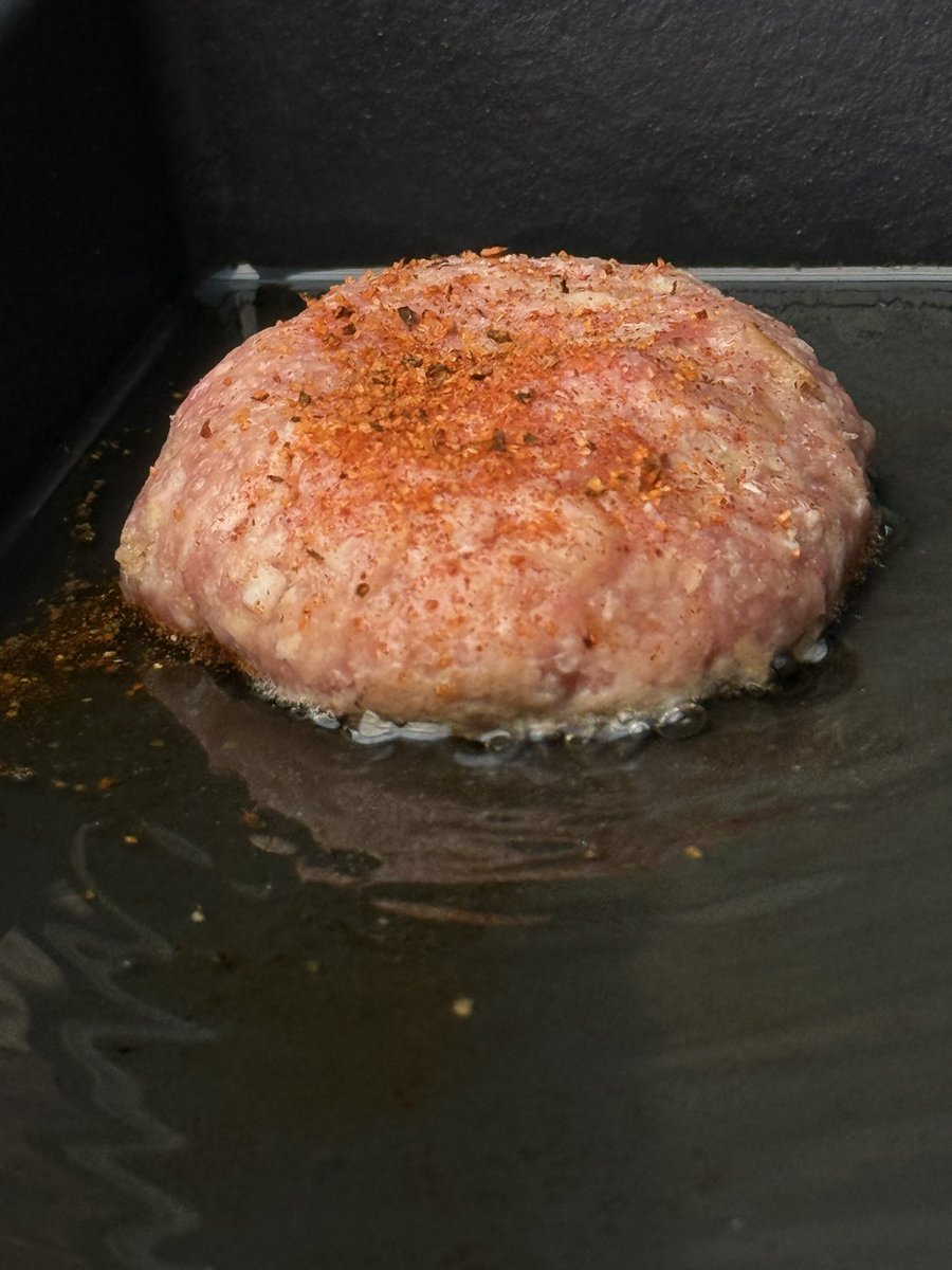 Vossi011984's tweet photo. #Grill an 🔥! Heute mal die #Plancha von @WeberGrills im Betrieb für ein paar leckere #Frikadellen mit @ankerkraut verfeinert. https://t.co/kMErPaD9JC