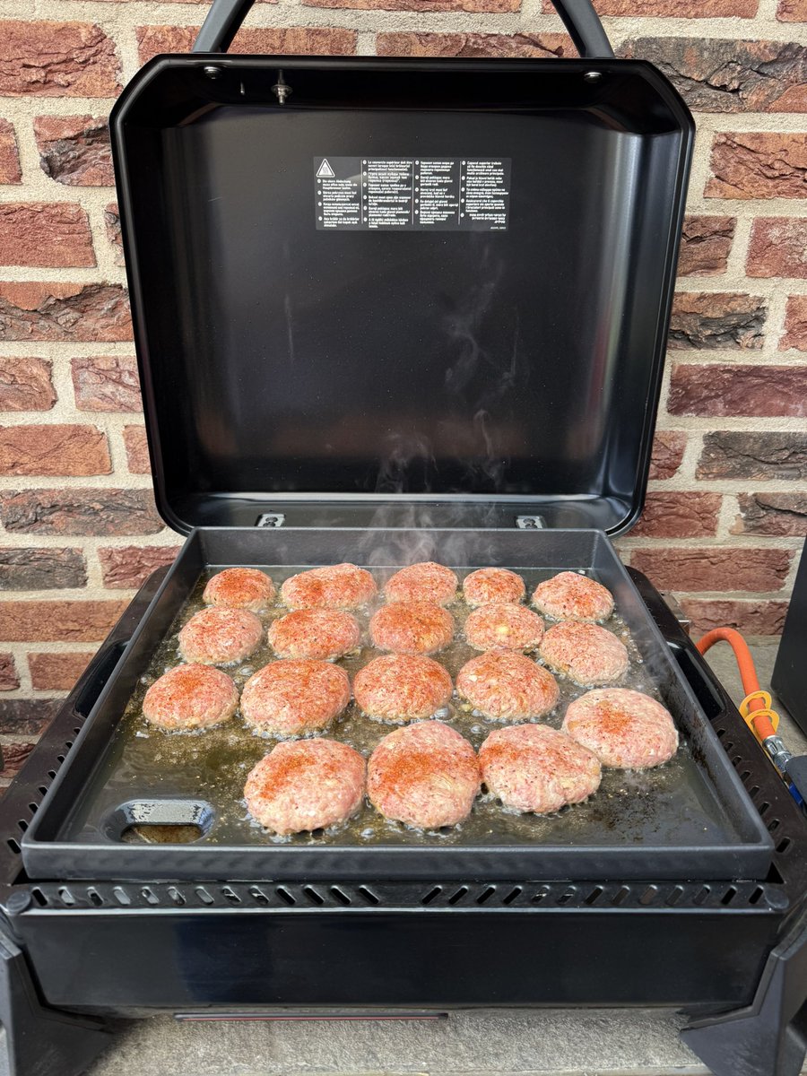 Vossi011984's tweet photo. #Grill an 🔥! Heute mal die #Plancha von @WeberGrills im Betrieb für ein paar leckere #Frikadellen mit @ankerkraut verfeinert. https://t.co/kMErPaD9JC