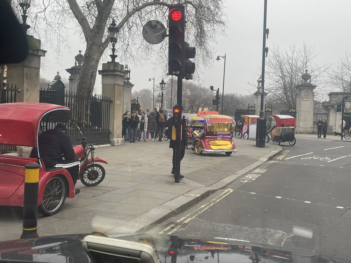 ReformedMr's tweet photo. @metpoliceuk when are you going to do something about this at Buckingham Palace? Does it have to take a terrorist incident for you to actually do anything. Who is in charge of this? https://t.co/KrHKWPLqiG