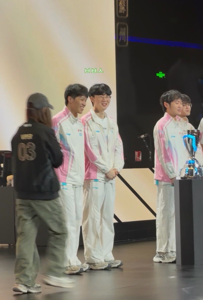 maybe_macy_'s tweet photo. I didn’t realize he’s been feeling unwell today… Despite being sick, he managed to perform so steadily with almost no mistakes. He was smiling and actively cooperating throughout the interviews, photos, and other activities… Hope he gets some good rest now. 🫂 Pushing through illness to win, he truly worked hard today and deserved the trophy 🫳🏻🏆