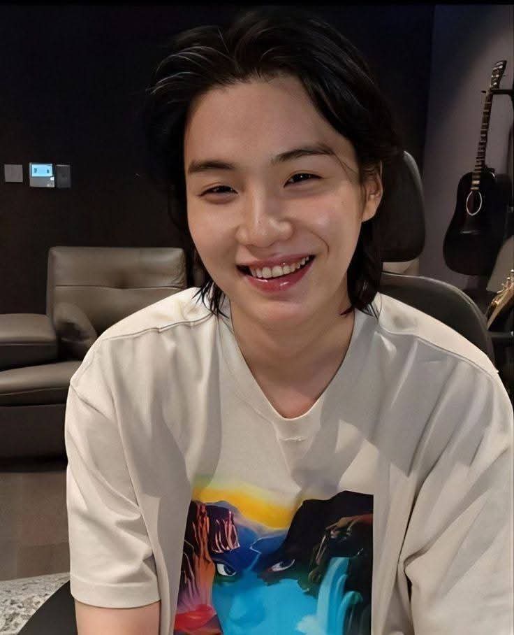 Feliz cumpleaños Yoongi, que cada sueño que guardas en tu corazón encuentre su camino.
Gracias por existir y por recordarnos que incluso en medio del ruido del mundo, una canción puede abrazar el corazón💗

HAPPY SUGA DAY
HAPPY BIRTHDAY YOONGI
#HappySUGADAY
#HappyBirthdaySUGA