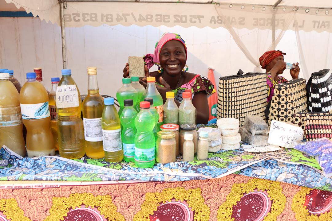 Forcibly displaced women are showcasing their skills &amp; businesses at a special women’s fair &amp; exhibition — proving that resilience &amp; talent go hand in hand.

💬 “There is no limit to what we, as women, can achieve,” says Laeticia, in the refugee women’s stand.
🙏🏾 <a href="/MastercardFdn/">Mastercard Foundation</a>