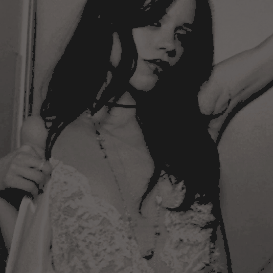 𝒕𝐫𝐢𝐬𝐡𝐚 𝒓𝐞𝐲𝐞𝐬. tweet media