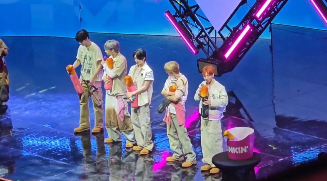 _onlyjohnnn's tweet photo. not early, but perfectly on time to love tomorrow x together. 
thank you ninang @dunkinph ✨
@TXT_bighit

#DunkinPH_TXT #DunkinPH_WondersAt553 #TOMORROW_X_TOGETHER #TXTDunkin https://t.co/4NxFodoxCH