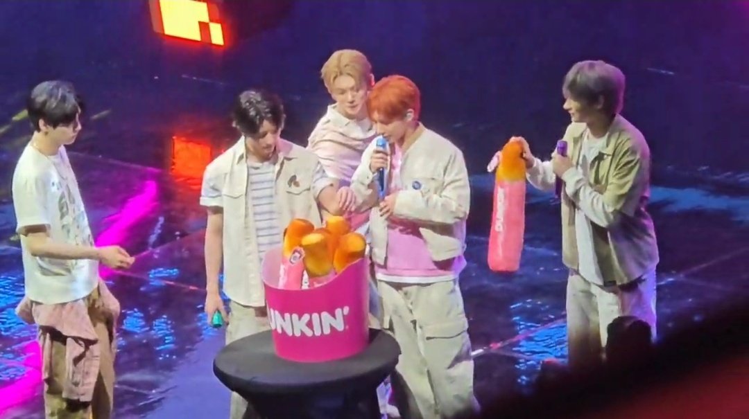 _onlyjohnnn's tweet photo. not early, but perfectly on time to love tomorrow x together. 
thank you ninang @dunkinph ✨
@TXT_bighit

#DunkinPH_TXT #DunkinPH_WondersAt553 #TOMORROW_X_TOGETHER #TXTDunkin https://t.co/4NxFodoxCH