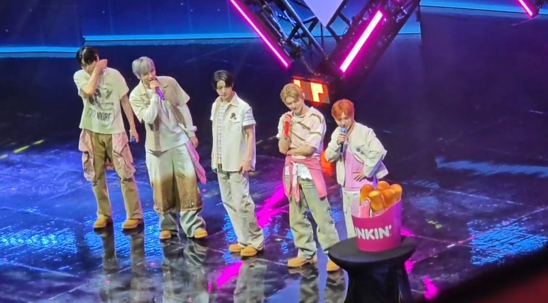 _onlyjohnnn's tweet photo. not early, but perfectly on time to love tomorrow x together. 
thank you ninang @dunkinph ✨
@TXT_bighit

#DunkinPH_TXT #DunkinPH_WondersAt553 #TOMORROW_X_TOGETHER #TXTDunkin https://t.co/4NxFodoxCH