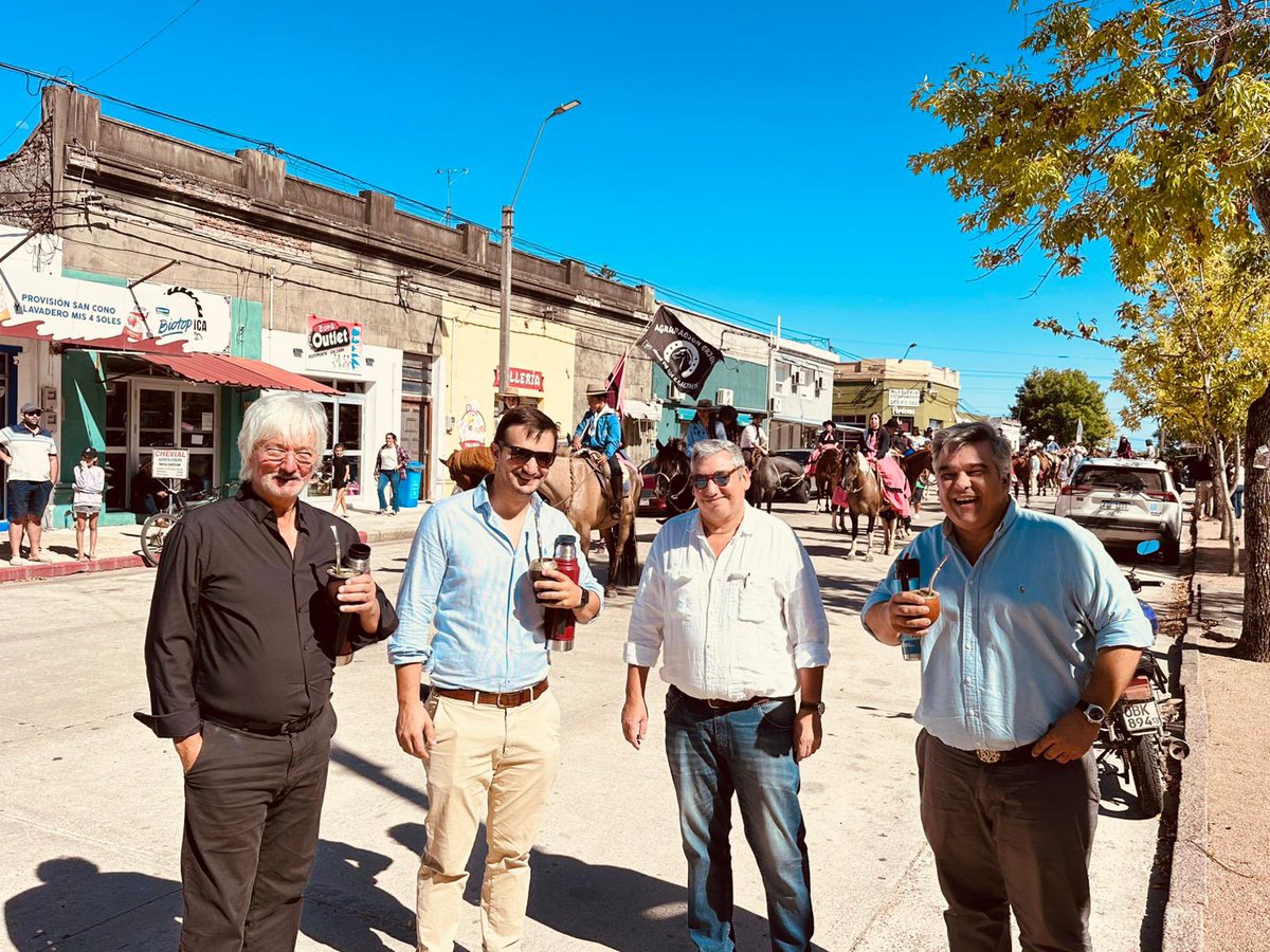 PajaroEnciso's tweet photo. Visitando las “Mangueras de Casupá”, preciosa fiesta popular con un gran marco de público, tanto en el ruedo como en el desfile tradicionalista.
Felicitaciones a los organizadores por tan lindo evento que ya es tradicional de nuestro departamento.
@FloridaIDF @Oliva_Lucho https://t.co/vUMvOhZpXw