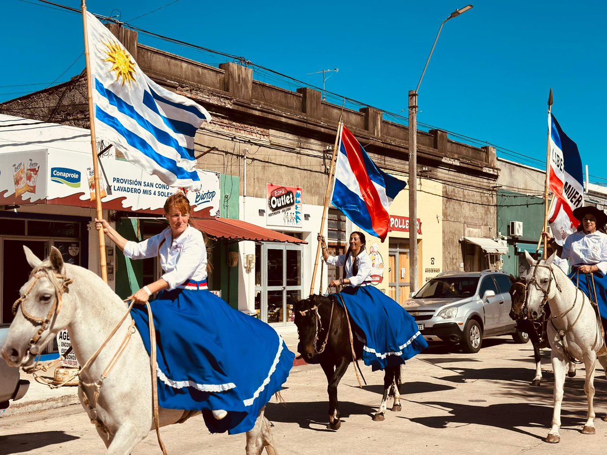 PajaroEnciso's tweet photo. Visitando las “Mangueras de Casupá”, preciosa fiesta popular con un gran marco de público, tanto en el ruedo como en el desfile tradicionalista.
Felicitaciones a los organizadores por tan lindo evento que ya es tradicional de nuestro departamento.
@FloridaIDF @Oliva_Lucho https://t.co/vUMvOhZpXw