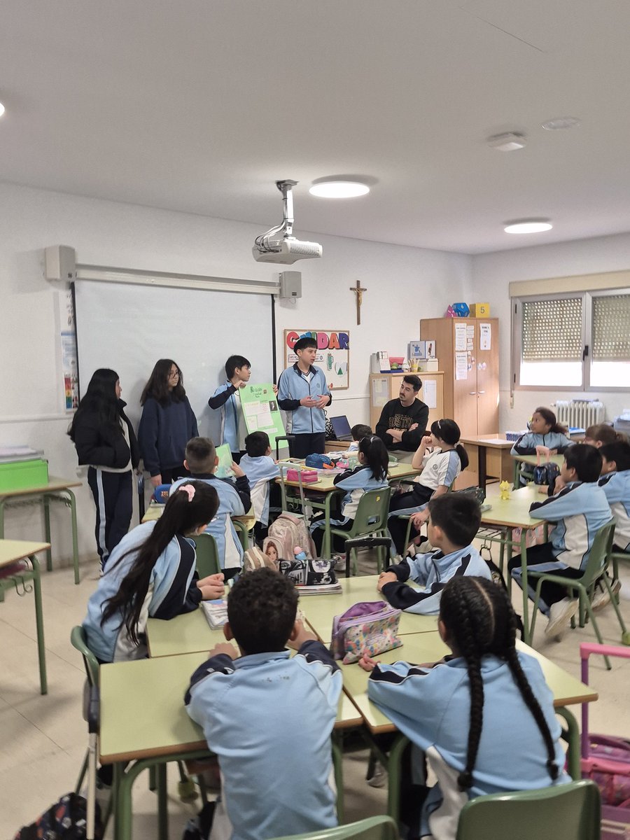 StaMMicaela's tweet photo. 3° ESO ha estudiado la revolución industrial y ha presentado sus conclusiones a los alumnos de Primaria en una formación en cascada.
#colegioshhcc 
#educaciónvicenciana 
#revoluciónindustrial https://t.co/5XXk5kYmQW