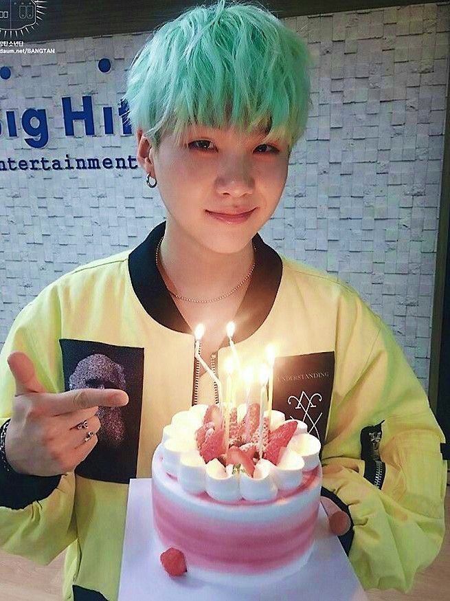 LOBTSVEX's tweet photo. HAPPY SUGA DAY
HAPPY BIRTHDAY YOONGI 💜
#BTS #BTSARMY #YOONGI #SUGA 
#HappySUGADAY
#HappyBirthdaySUGA
#HappyBirthdayYoongi
#OurFirstLoveSUGA
#SUGAOurSweetness
#LongLiveKingAgustD
#HappyBDayMinPD
#DaeguWordsmithDay
#YoongiOurRockstarb https://t.co/2SsAKI76M6