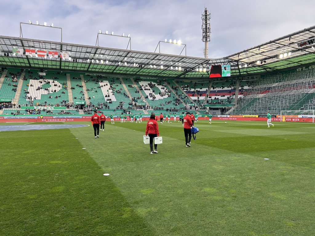 skrapid's tweet image. Ab zum Aufwärmen! 

#SCRRBS #skrapid #SCR2026