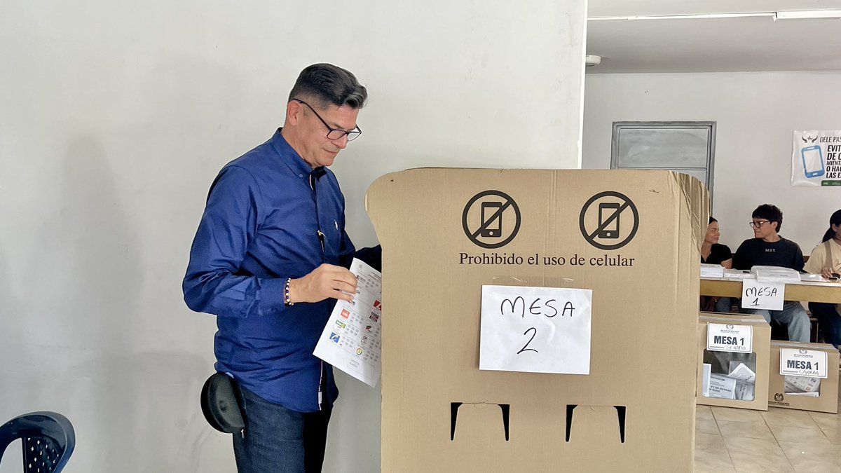 coronelblancog's tweet photo. Deber cumplido mi gente ✅Mi voto ya está en las urnas y estamos más cerca de cumplir este sueño por Santander.
Recuerden marcar la C del partido Conservador y la casilla del número 107.🇨🇴💙
#c107 #CoronelBlanco #partidoconservadorcolombiano
#EleccionesColombia2026 https://t.co/sBinVDgWrC