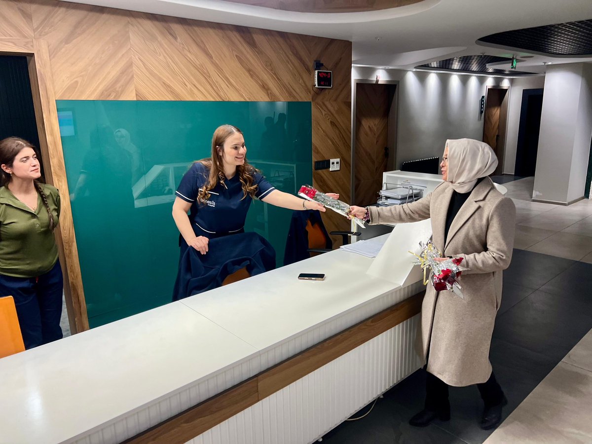 İlçe Başkanımız Sn. <a href="/Srknkhrmn21/">Serkan Kahraman</a> ve Kadın Kolları Başkanımız Sn. <a href="/Yoncadurmaz21/">Yonca Durmaz</a>, 8 Mart Dünya Kadınlar Günü kapsamında hastanede kadınlarla bir araya geldi. Etkinlikte kadınlara çiçek dağıtılırken,katılımcılar günün anlam ve önemini birlikte paylaştı. <a href="/AvukatErsanAksu/">Ersan AKSU🇹🇷</a> <a href="/omer_iler/">Ömer İler</a>