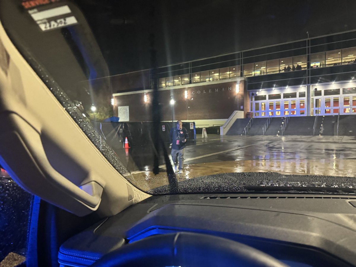 stevenvsasser's tweet photo. @BurnerLJohnson Witnessing Andy Burcham’s rainy walk of shame was a fantastic ending to a wonderful night. https://t.co/ayyv2YkPb7
