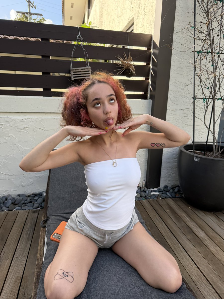 angelica👾 tweet media