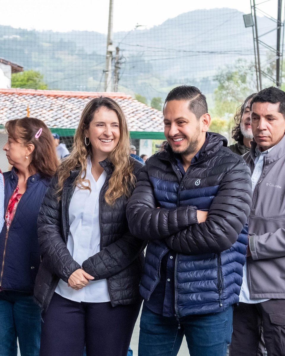 PalomaValenciaL's tweet photo. Hoy elegimos un nuevo país, una Colombia donde la paz se edifica desde la institucionalidad, y donde la economía fraterna traerá prosperidad para todos. Acompañamos al presidente Uribe a depositar su voto en Rionegro. https://t.co/wr5kIxFIWN