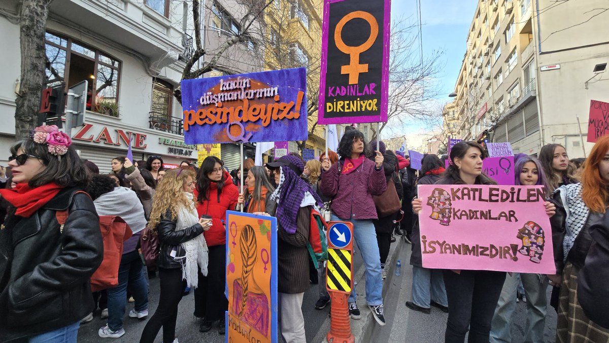 📍İstanbul

İsyanımızla Sıraselvilerdeyiz. 24. Feminist Gece Yürüyüşü için toplanmaya başladık.

Yaşasın feminist mücadelemiz ♀️