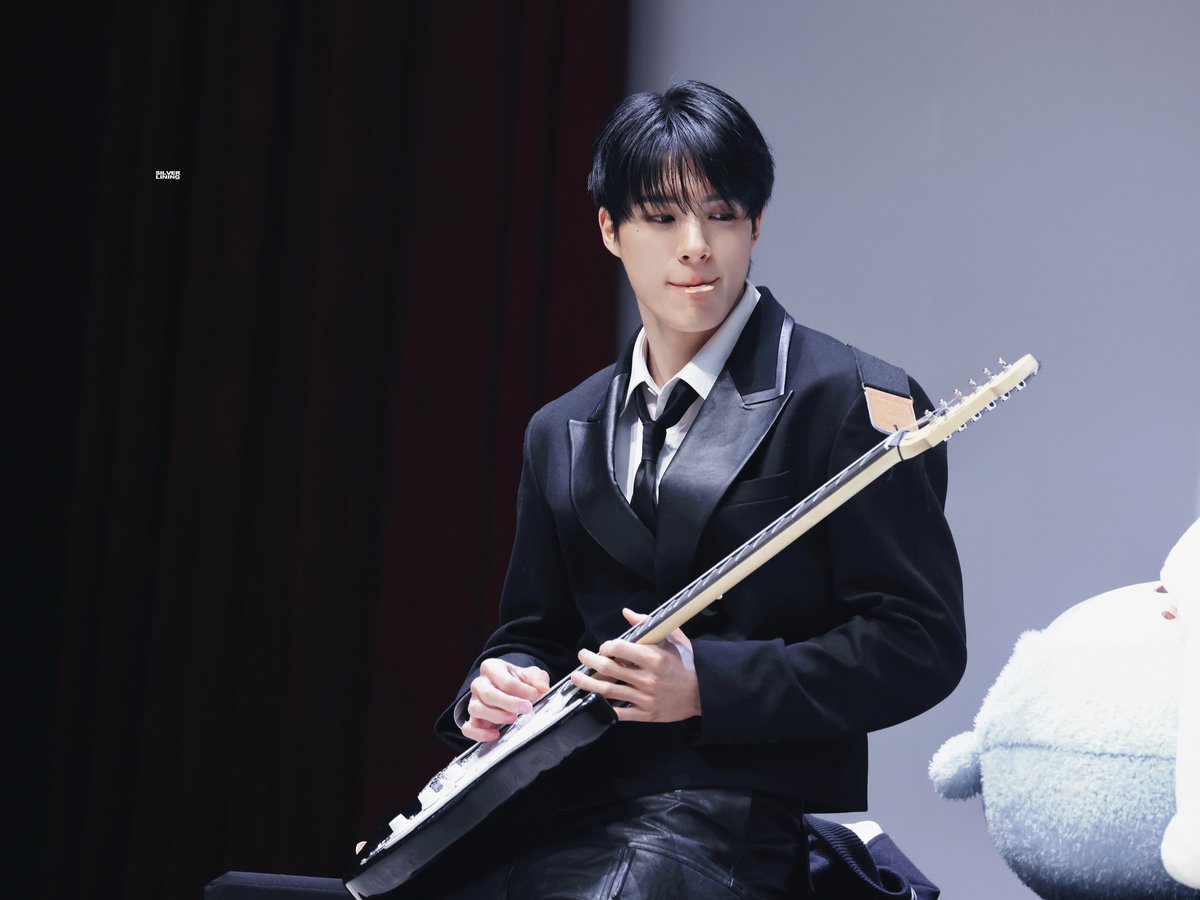 𝐬𝐢𝐥𝐯𝐞𝐫 𝐥𝐢𝐧𝐢𝐧𝐠. tweet media