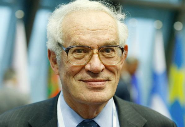 La ley de Goodhart, formulada por el economista británico Charles Goodhart en la década de 1970, afirma que «cuando una medida se convierte en objetivo, deja de ser una buena medida». 

Goodhart se refería inicialmente a indicadores monetarios, pero el principio se extendió a la